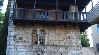 典型的なロマネスク様式の建物だそうです