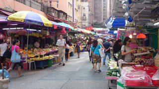 ご近所さん御用達の小さな青空市場