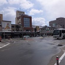 バス右側がＪＲ高山駅