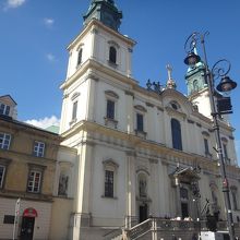 入り口の像が独特なので見分けやすい教会