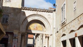 海岸からエウフラシウス聖堂建築群 にのびる道