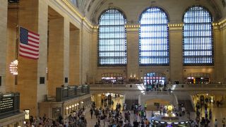 重厚な建物。地下のフードコートと1階のマーケットはお勧め。