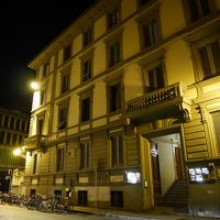 夜のホテル外観