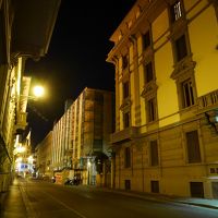 夜のホテル前の通り