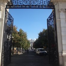 正門なのに意外と狭い