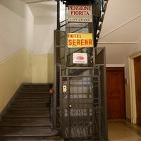 ホテルの旧式エレベーター