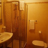 シャワールーム、トイレ。