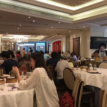 大箱ですが静かで落ち着いて食べられる雰囲気