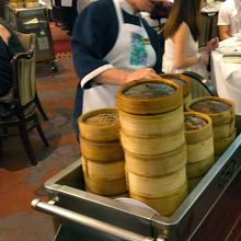 巡回しているワゴンから好きな物を取ればよいので楽