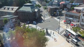 蒸気時計の汽笛が響く５叉路の交差点