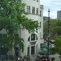 目の前にはスターバックス