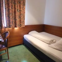 窓の外に教会が見えます