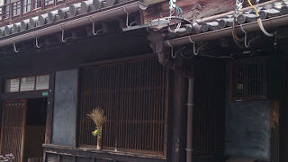 黒光りした木素材が印象的