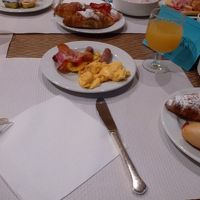 朝食ビュッフェ。クロワッサンカリッと。