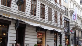 チョコレートが非常に甘く、スポンジは普通の甘さ