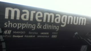 バルセロナ湾沿いの大きなショッピング・センター