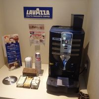 1階にある無料コーヒーマシン