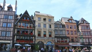 木骨組みの建物が美しい広場です。