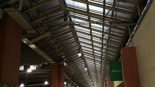 センベロ居酒屋街とは対照的な