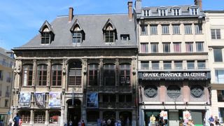 大聖堂の向かい側にあります。