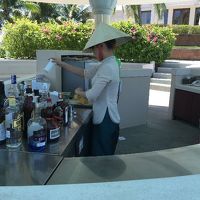 ホテルのプールバーのお姉さん。