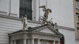 祭壇を彩る堕天使群像