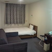 シングルですがソファーもありくつろげます