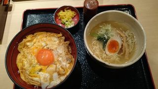 「究極の親子丼」は紀州備長炭で丁寧に焼きあげています