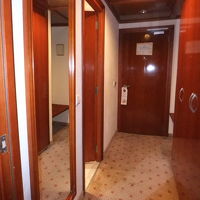 出入り口　左がシャワールーム