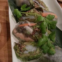 生春巻き。人数分に切ってもらいました。