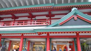 表参道ではかなり目立つ異色の建物です