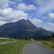 山頂の形が独特です。
