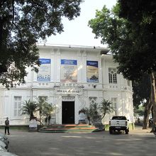 ホアンキエム湖沿いにある白亜の洋館