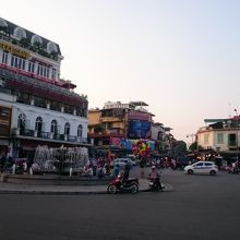 旧市街の入口で喧騒に溶け込む洋館