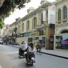ホアンキエム湖沿いの町並風景