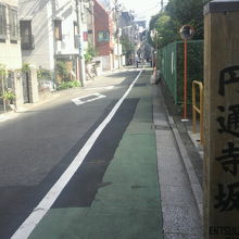 円通寺坂の中間付近から、坂の下方向を見た様子です。