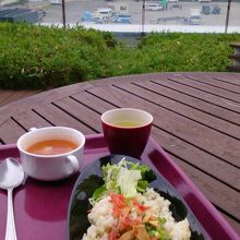 豪華客船を眺めながら、テラスでランチ。