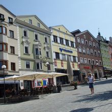 広場は坂になっています