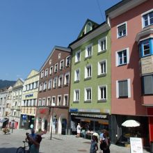 カラフルな建物が並びます