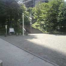 円通寺坂から公園を見ています。奥の階段は、赤坂サカスへの階段