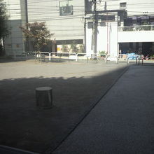 円通寺坂公園の中央にある広場です。比較的こじんまりしています