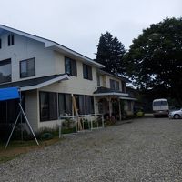 玄関にはツバメが巣をつくっていて、可愛い子育て風景が見られる