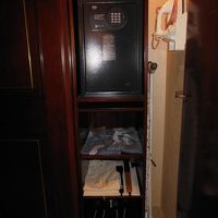 セイフティーボックスとアイロン