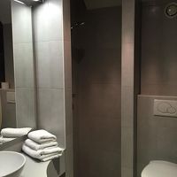 こちらの部屋にはバスタブはなくシャワーだけです。