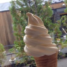 カフェ向かいのショップでソフトクリームを