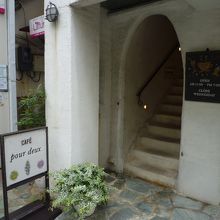 心魅かれる白亜の洞窟のような外観