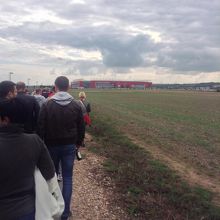 バス停からスタジアムへ歩く