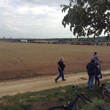 試合後（バス停や駐車場に歩いている人たち）