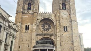 ゴシックとロマネスク様式が混ざった教会