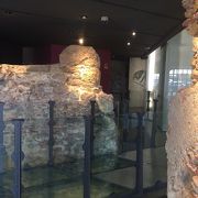 内部ではローマ時代の城壁を見ることができる